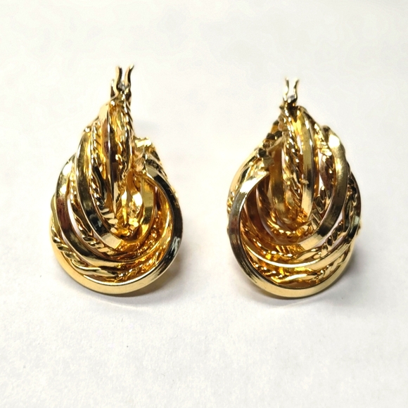 Jewelry - Vintage gold earrings